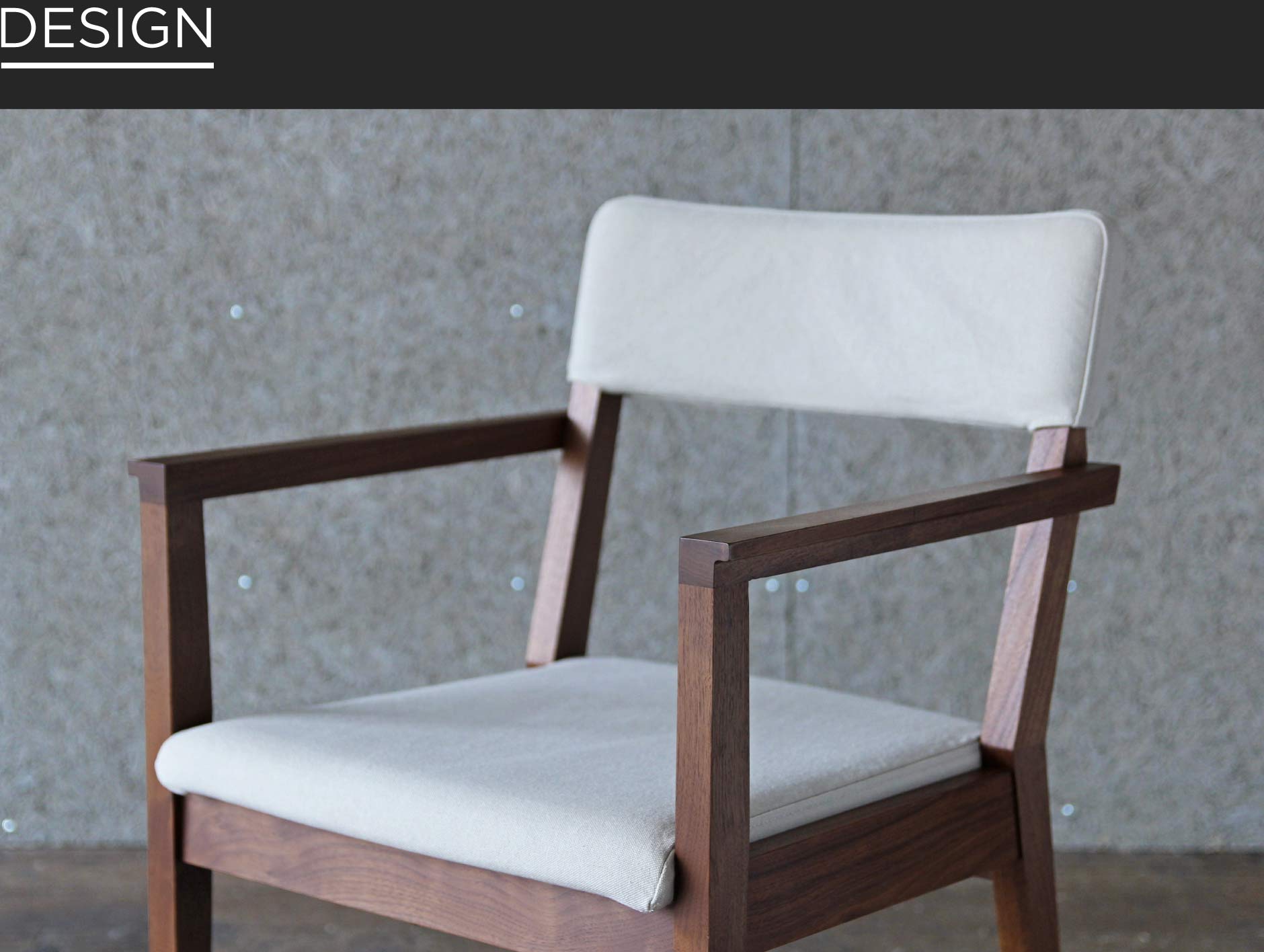 SOLID大阪店の家具でもゆったり座れる背張りアームチェア。ウォールナット、オーク、ブラックチェリーから木の種類を選べます。