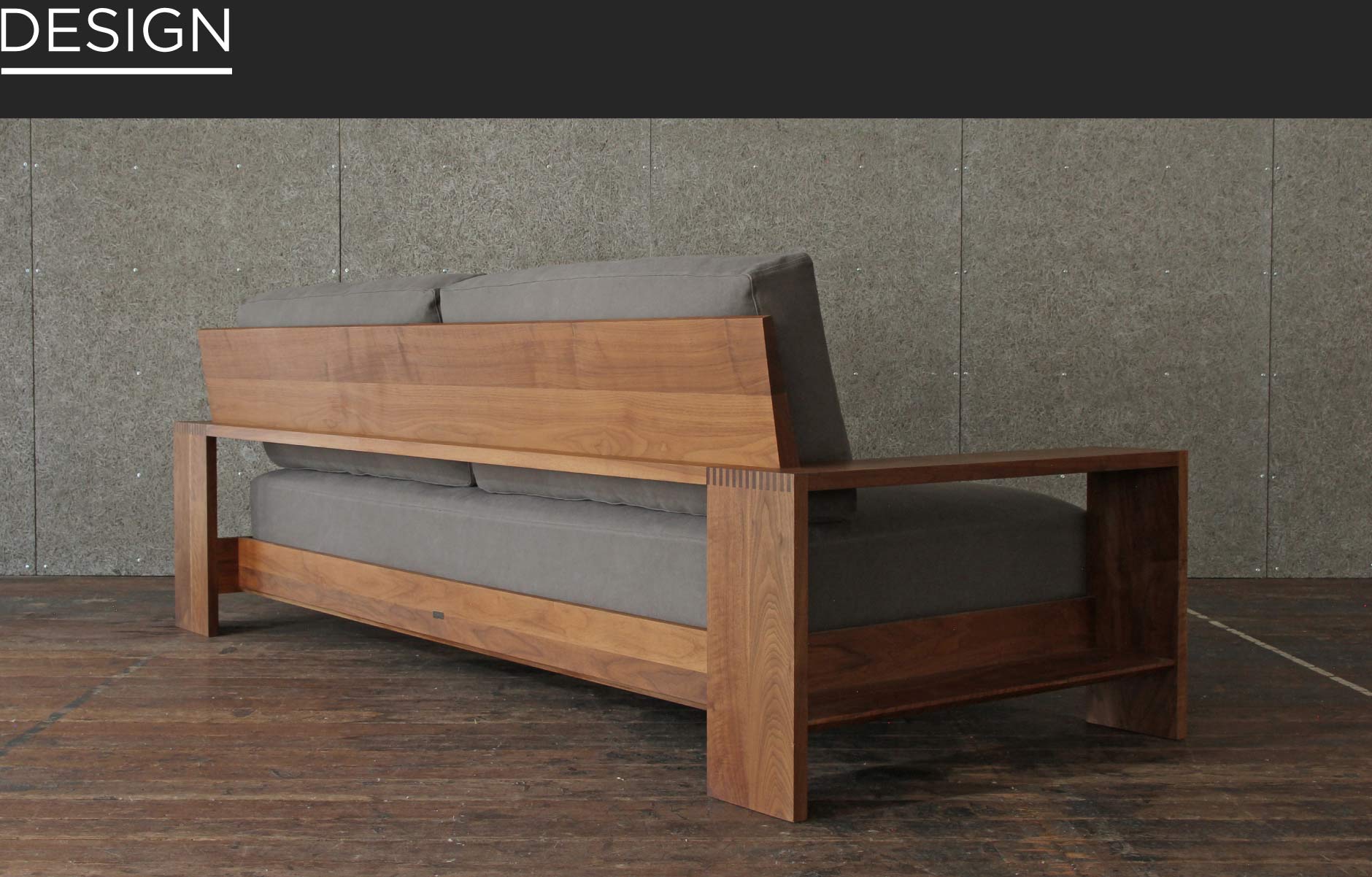 大阪店の家具の中でも無垢フレームの存在感が際立つソファ。奥行きが深くゆったりと寛げ、オプションでクッションが追加可能です。